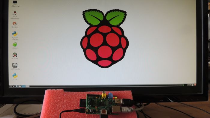 Raspberry Pi Model B, Raspbian loading ok